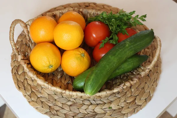 Légumes Frais Tomates Concombre Orange Dans Panier Sur Fond Blanc — Photo