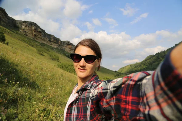 Молодая Женщина Путешественница Делает Селфи Горах Кавказа Россия — стоковое фото