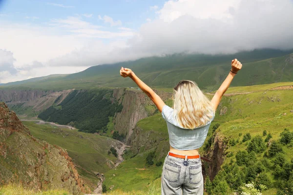 Молодая Женщина Путешественница Стоящая Сзади Вершине Горы Горах Кавказа — стоковое фото