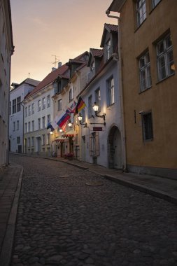 Tallinn eski şehrin rahat akşam sokak.
