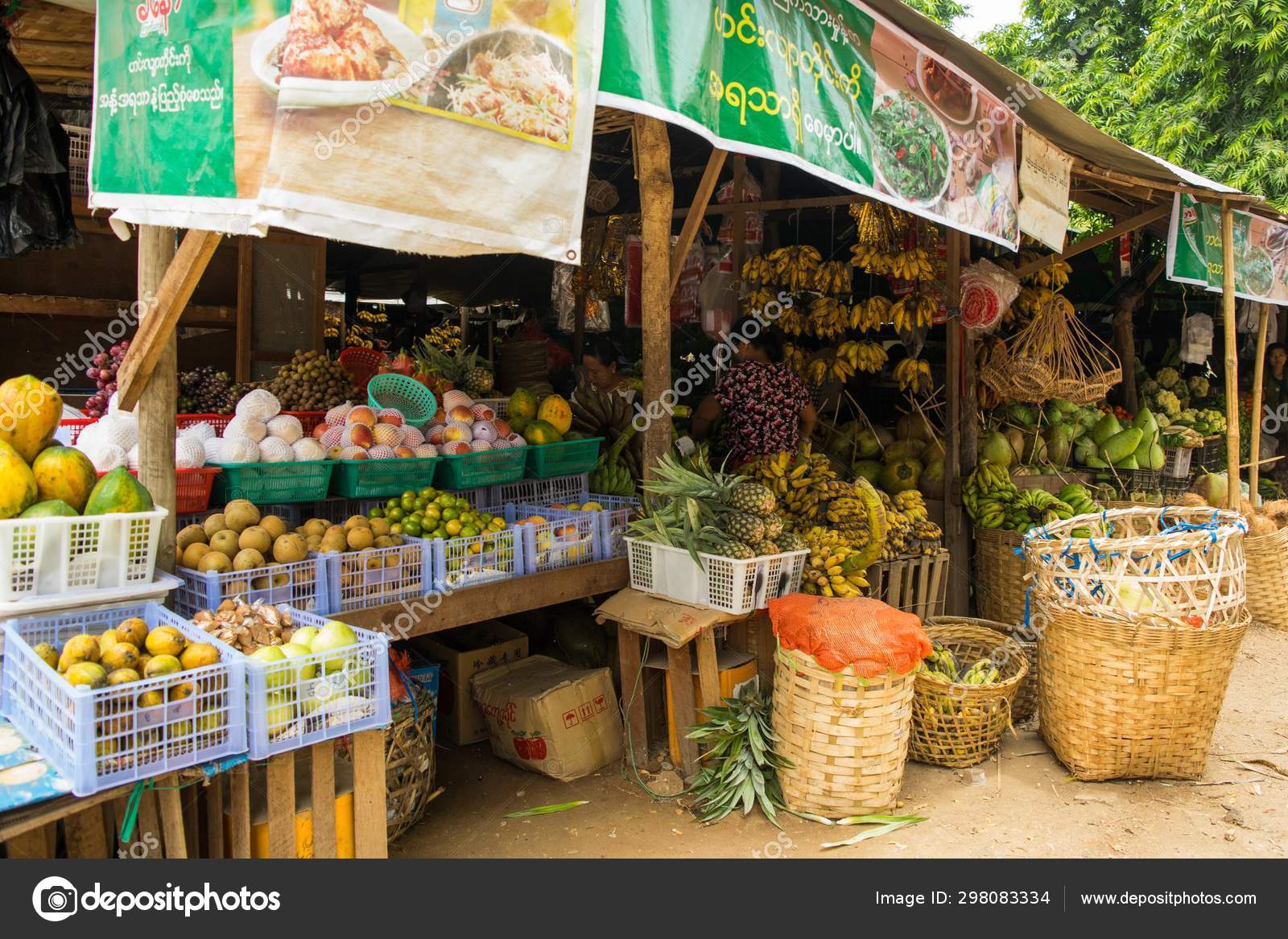 缅甸Nyaung-U市场，在缅甸蒲甘附近出售不同商品的摊位. —— 库存社论照片© Wirestock #298083334