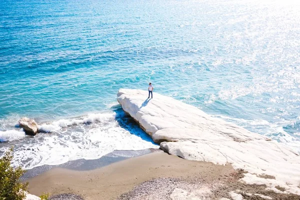 Un mâle debout sur une côte d'une mer — Photo