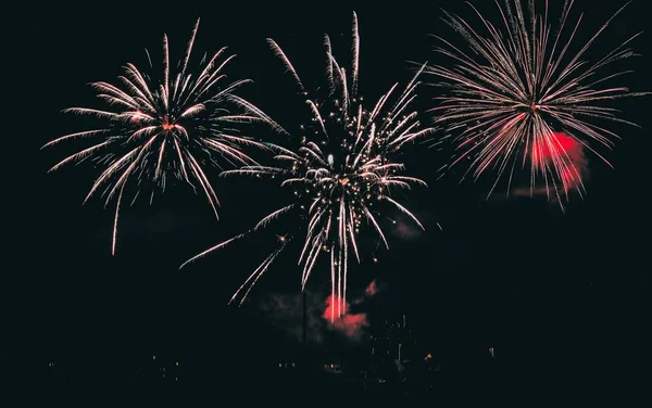 Mooie foto van vuurwerk display in de nachtelijke hemel — Stockfoto