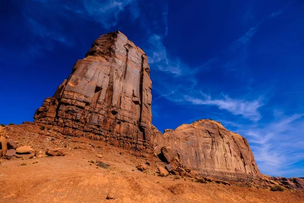 Basso angolo colpo di grandi rocce del deserto con cielo blu sullo sfondo — Foto Stock