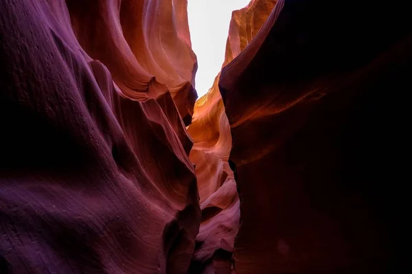 Foto ad angolo basso dell'Antelope Canyon in Arizona durante il giorno — Foto Stock