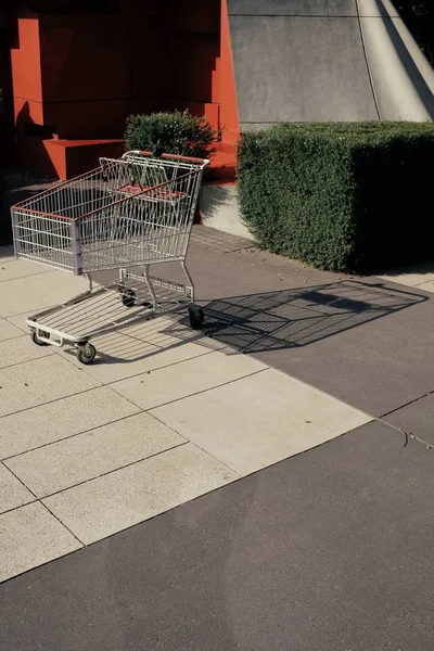 Ein Einkaufswagen in einem zufälligen Stadtgebiet — Stockfoto
