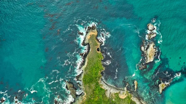驚くべき海の波と海の真ん中にサンゴ礁の美しいオーバーヘッド空中ショット — ストック写真
