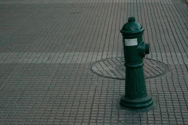 Hidrante de fuego verde sobre cemento texturizado — Foto de Stock