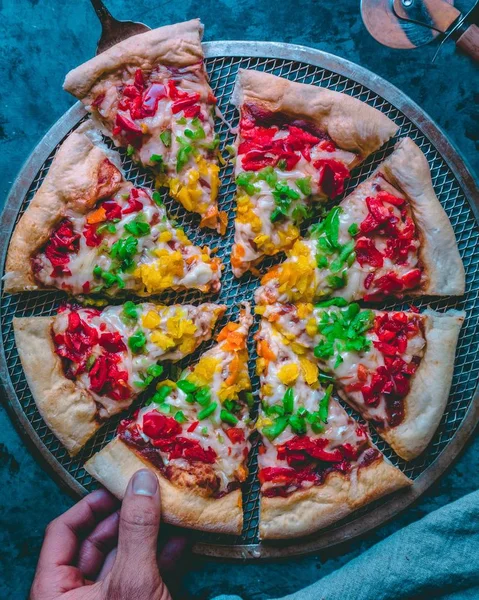 Съемка вкусной веганской пиццы на голубом фоне — стоковое фото