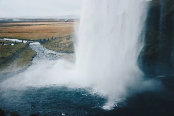 Wunderschöne Landschaft mit erstaunlichen und atemberaubenden großen Wasserfällen in freier Natur — Stockfoto