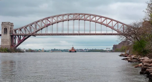 Ampio Scatto Ponte Sull Acqua Con Una Barca Che Naviga — Foto Stock