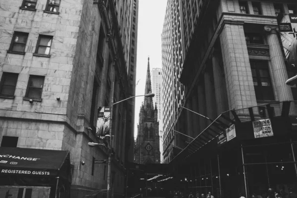 Alleyway em Nova York filmado em preto e branco — Fotografia de Stock
