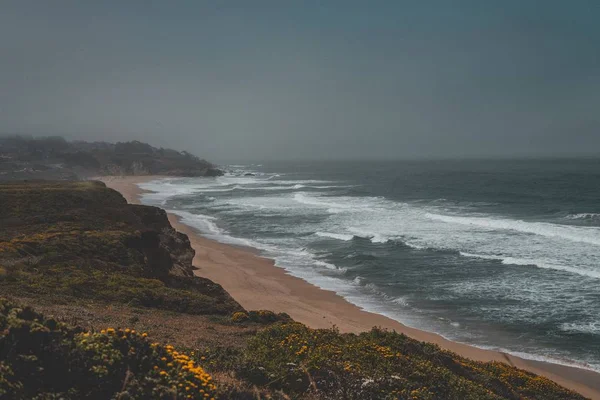 Tiro Aéreo Bela Costa Arenosa Mar Com Céu Cinza Escuro — Fotografia de Stock