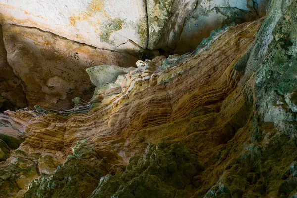 Maravilha da caverna - camadas rochosas sedimentares e estratificação — Fotografia de Stock