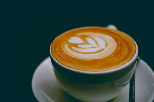 Eine Tasse gut gemachter Latte mit Kunst auf Schaum — Stockfoto