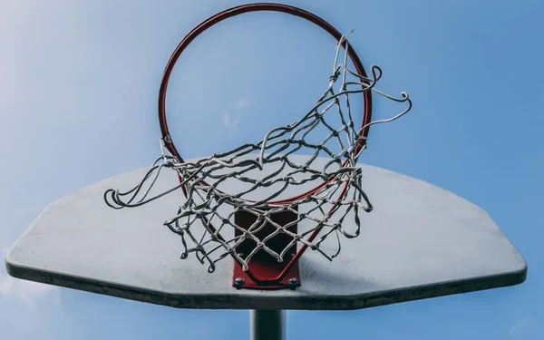 Colpo di primo piano di angolo basso di un cerchio di cesto su una tastiera — Foto Stock