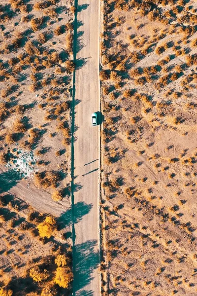 Воздушный Беспилотник Сфотографировавший Узкую Пустынную Дорогу Машиной Обочине Дороги — стоковое фото