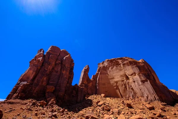 Bel colpo di scogliere desertiche vicino a rocce con cielo azzurro chiaro sullo sfondo — Foto Stock