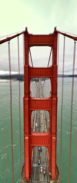 Воздушный Снимок Красного Подвесного Моста Небольшим Движением Над Красивой Большой — стоковое фото
