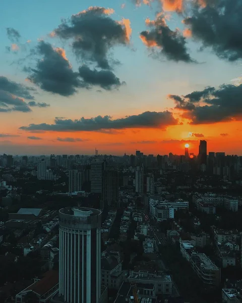 Široký nádherný záběr městské architektury a panorama města při západu slunce — Stock fotografie