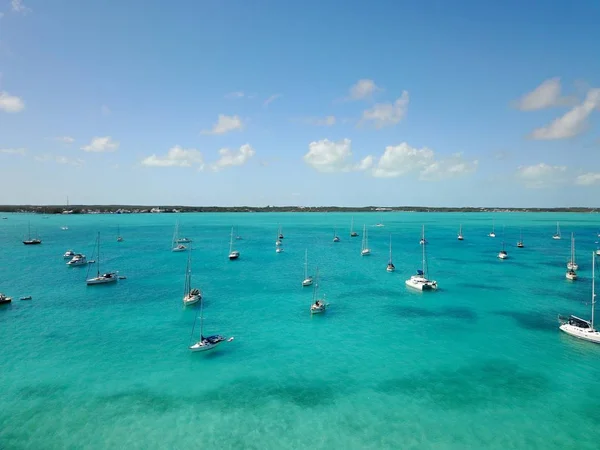 Wide shot of sailboats on the body of the water under a clear sky in Exuma — 图库照片