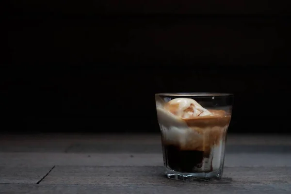 Café glacé sur une surface de pierre avec un fond sombre — Photo