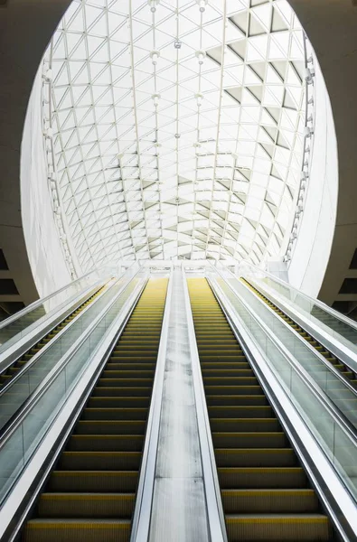 Hermosa arquitectura en una estación urbana con escaleras mecánicas y techo de cristal blanco —  Fotos de Stock