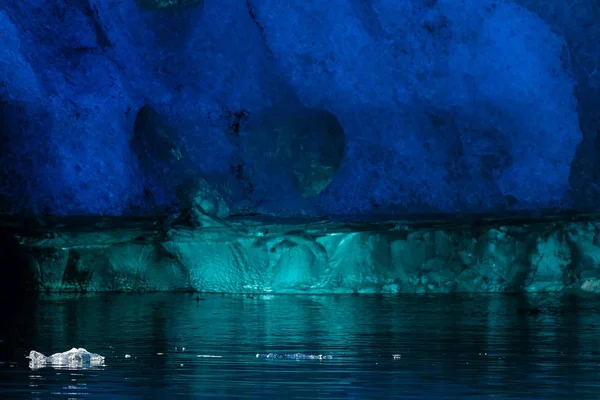 Belo tiro de água dentro de uma caverna de gelo azul — Fotografia de Stock