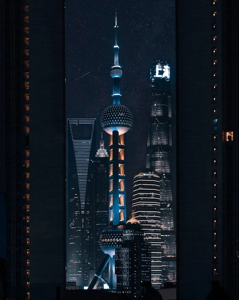 Mooie verticale schot van Oriental Pearl Tv Tower in Shanghai, China — Stockfoto