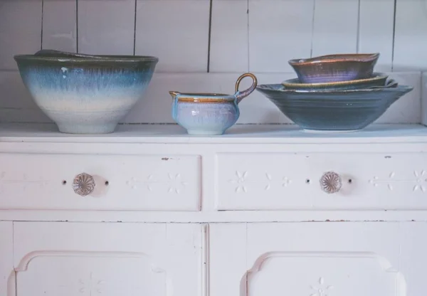 Záseky z keramických kuchyňských nádobí a desek na policích a spodkách — Stock fotografie