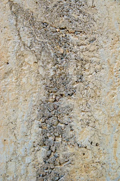 Zbliżenie strzał naturalnie wywietrzone nieczysty ściany z farbą olejna resztki na marmurze — Zdjęcie stockowe