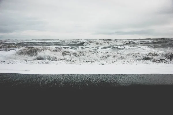 Bela paisagem de incríveis ondas fortes do oceano durante o tempo nebuloso no campo — Fotografia de Stock