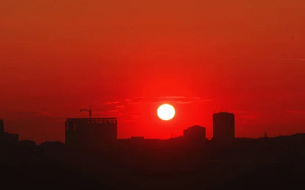 Aesthetic red sunrise in city — Stock Photo, Image