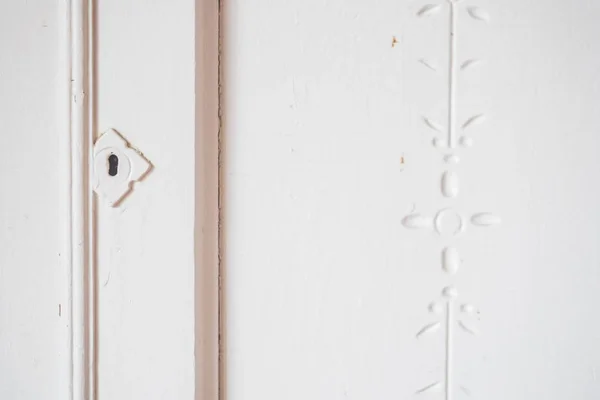 Closeup tiro do buraco da fechadura de uma grande gaveta de madeira branca — Fotografia de Stock