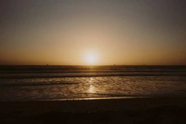 Cálida puesta de sol tardía con el reflejo del sol en el océano —  Fotos de Stock