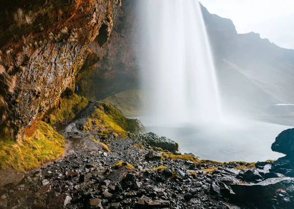 Vacker Bild Ett Vattenfall Steniga Berg — Stockfoto