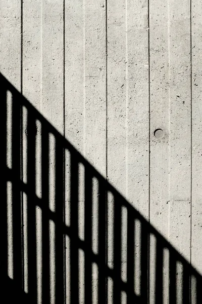 Betonwand mit senkrechten Linien und Schatten — Stockfoto