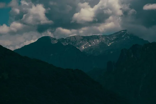 Bel colpo di montagne boscose con cielo nuvoloso — Foto Stock