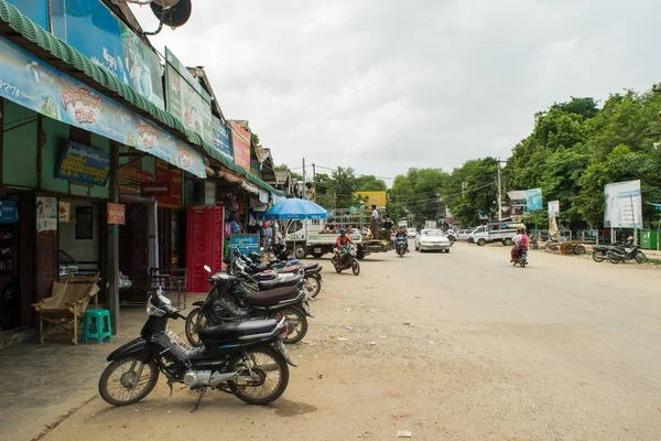 ミャンマーのバガン近郊で異なる商品を販売する屋台が出店するビルマのニャウンU市場. — ストック写真