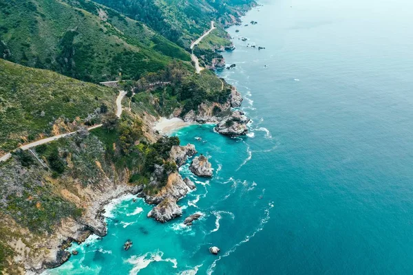 Una Toma Aérea Hermosa Costa Del Mar Con Rocas Vegetación —  Fotos de Stock