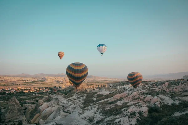 Eine Lange Aufnahme Von Mehreren Bunten Heißluftballons Die Hoch Über — Stockfoto