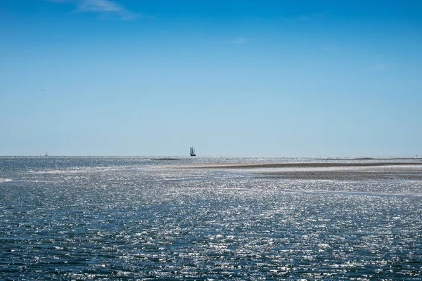 遠くに見えるヨットで海の美しい広いショット — ストック写真