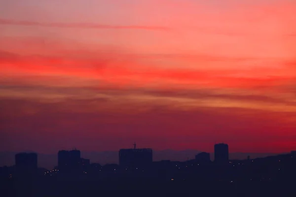 Ästhetischer roter Sonnenaufgang in der Stadt — Stockfoto