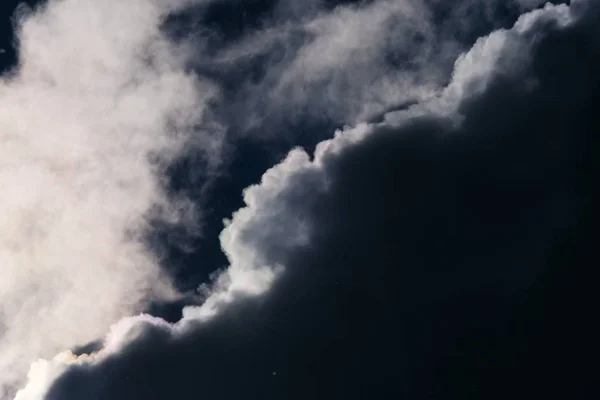 Tiro fechado de uma nuvem escura com esquinas brancas em um céu — Fotografia de Stock