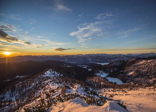 Západ slunce v zasněžených horách v nádherné atmosféře — Stock fotografie