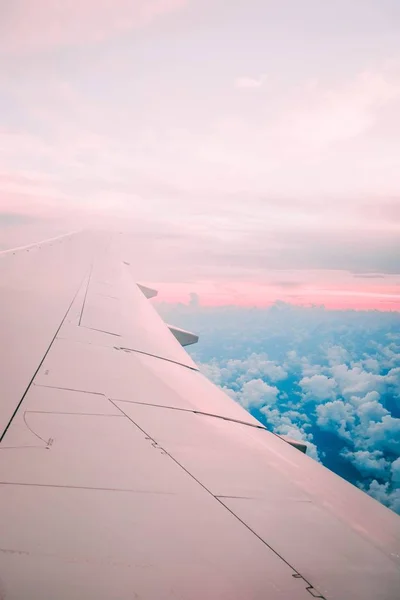 Tiro Vertical Uma Asa Avião Com Uma Vista Incrível Céu — Fotografia de Stock