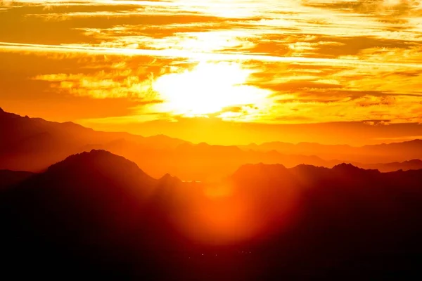 Die Wunderschöne Brennende Sonne Der Wüste Mit Atemberaubendem Bewölkten Himmel — Stockfoto