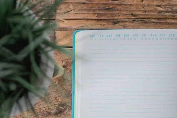 Closeup tiro de um livro didático com datas em um fundo de madeira — Fotografia de Stock