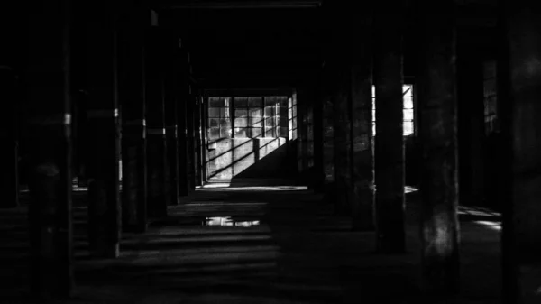 Wnętrze opuszczonej fabryki zastrzelonej w czerni i bieli — Zdjęcie stockowe