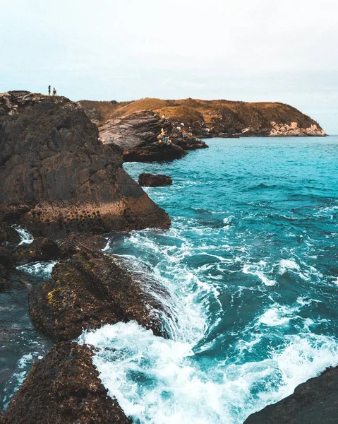 Beautiful Ocean Waves Hitting Rocks Coast People Standing Rocks — Stock Photo, Image